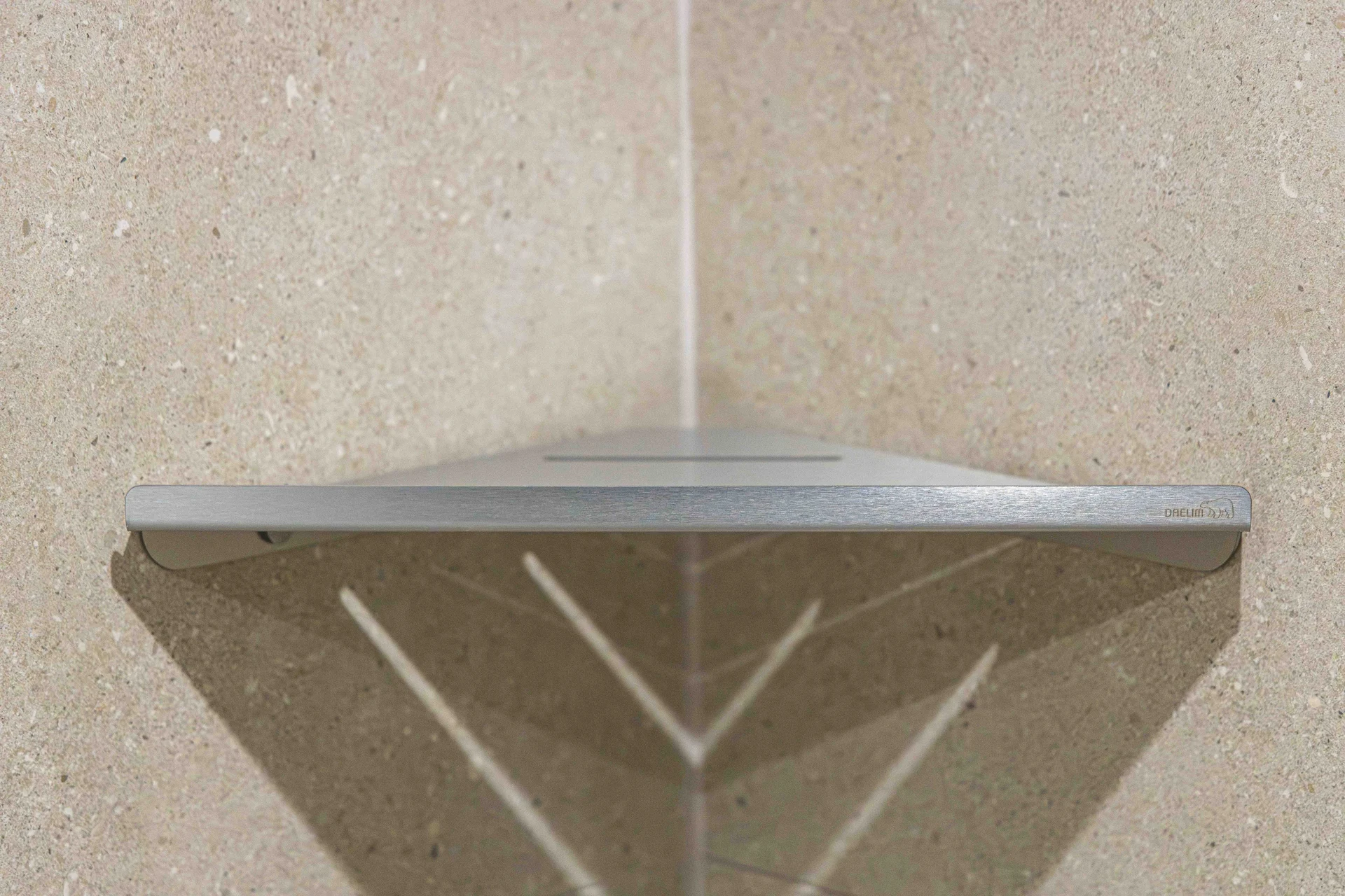 Metal corner shelf and tile finish