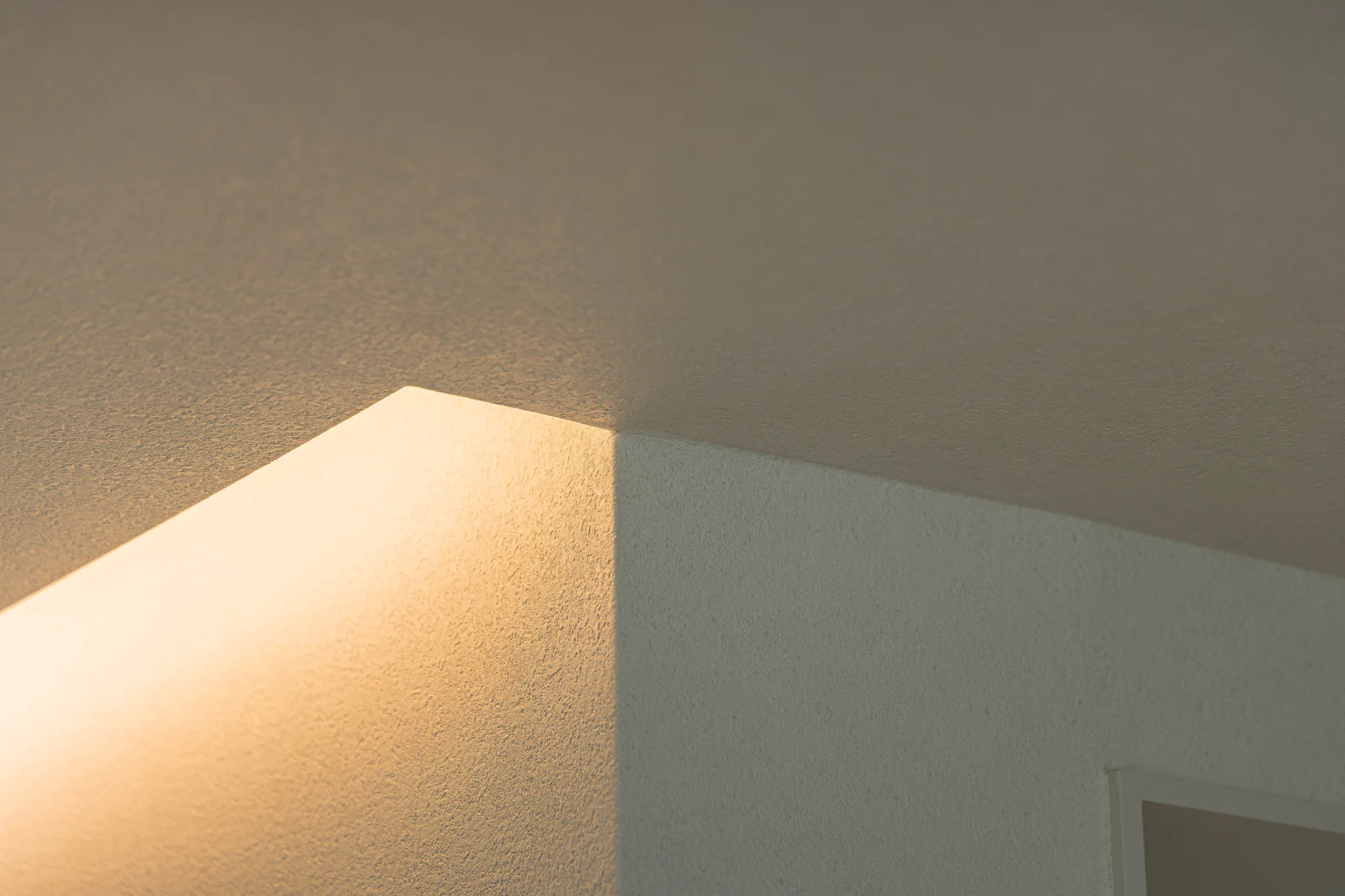 Concealed lighting and wall junction