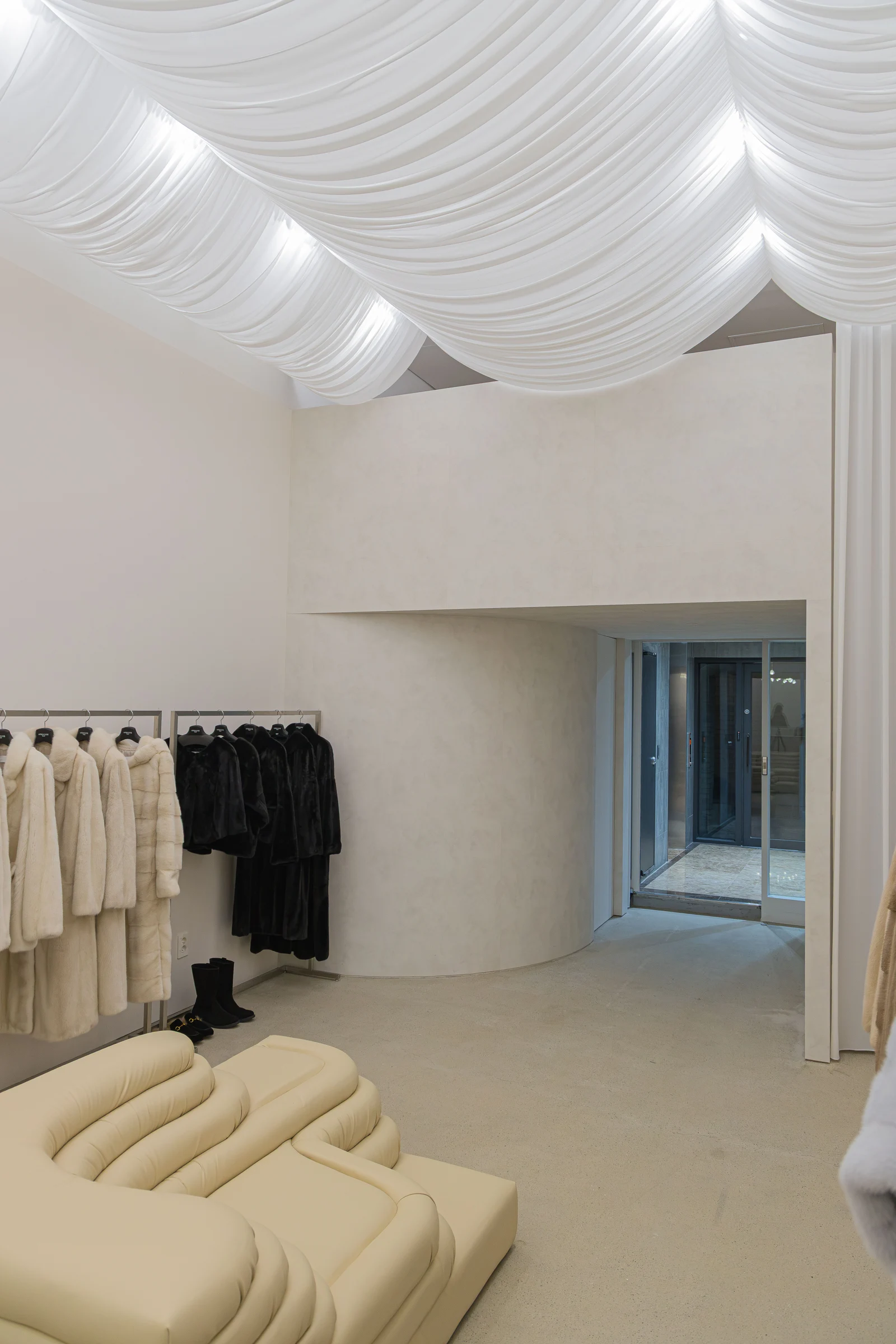 Curved wall and entrance